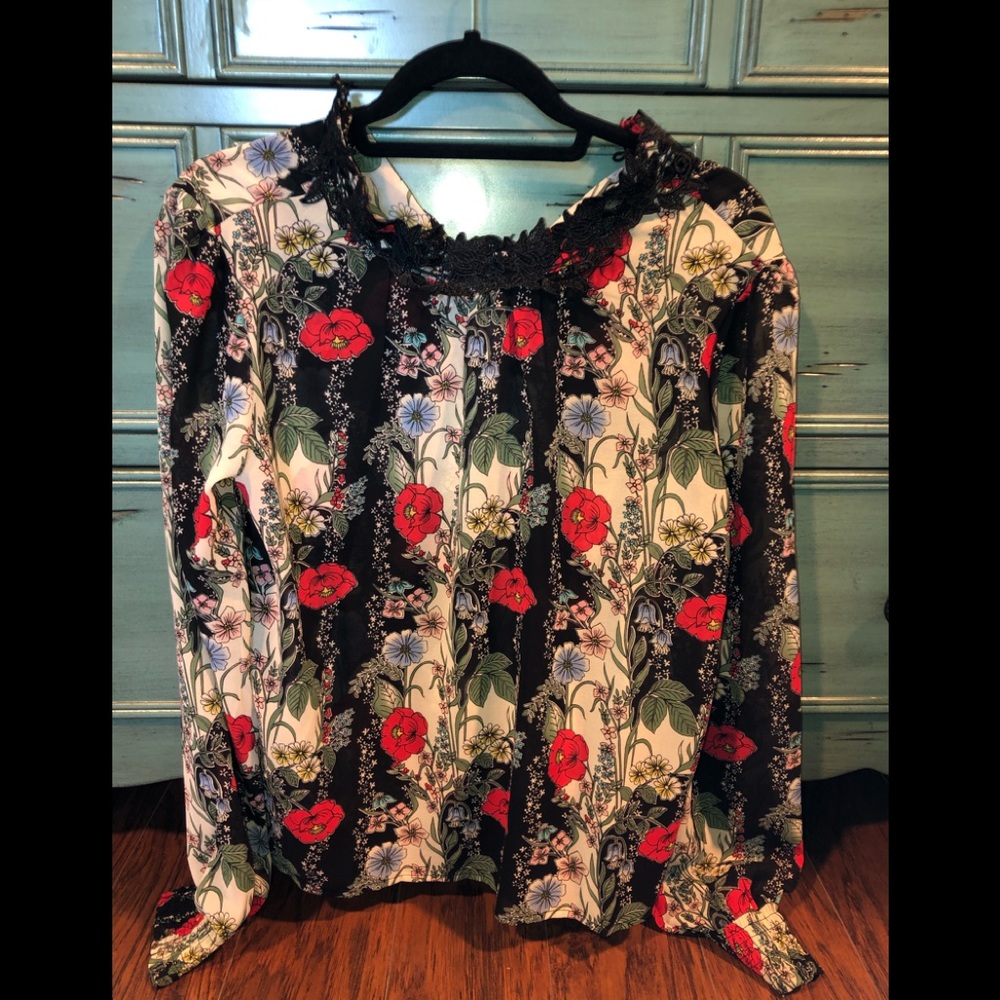 Floral blouse is perfect condition
